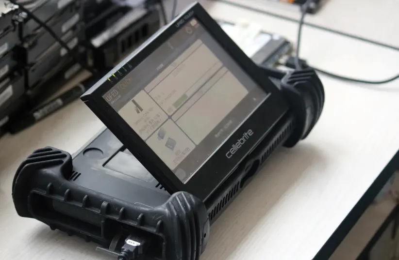 A USB device is attached to Cellebrite UFED TOUCH, a device for the data extraction from mobile device such as mobile phone or smart phone, as it was demonstrated by Japanese electronics maker Sun Corp. 